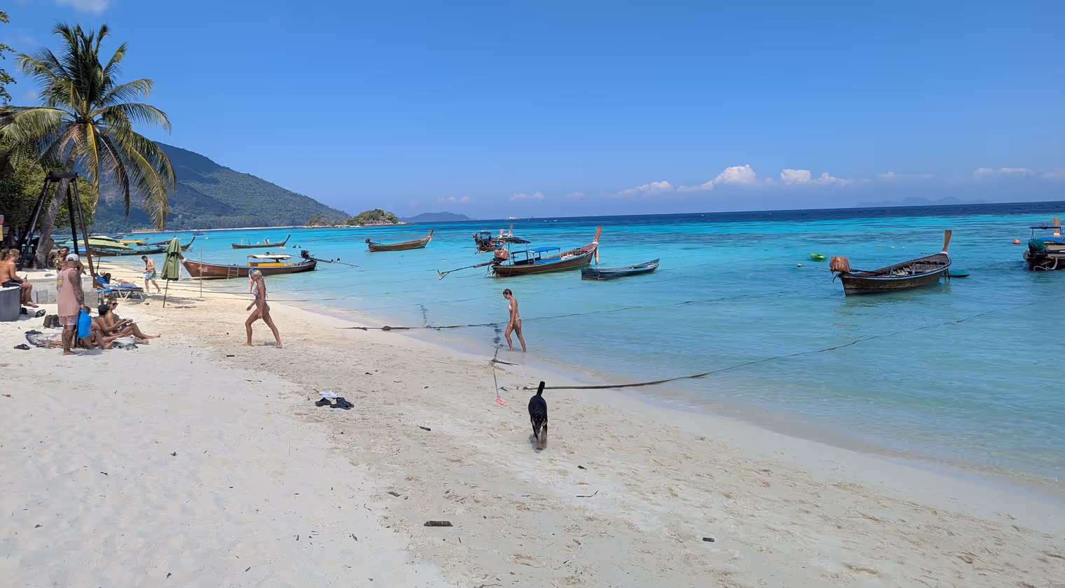 "Sunrise Beach", con le tradizionali "long boat" ormeggiate.