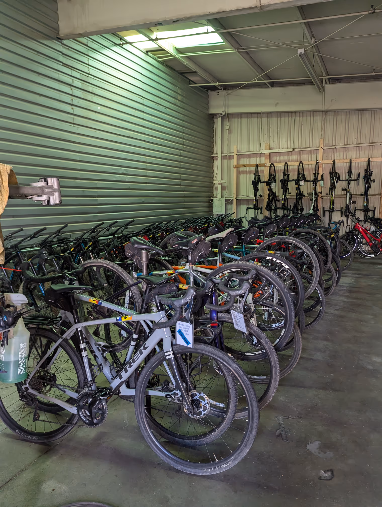 Biciclette dentro la storage area.