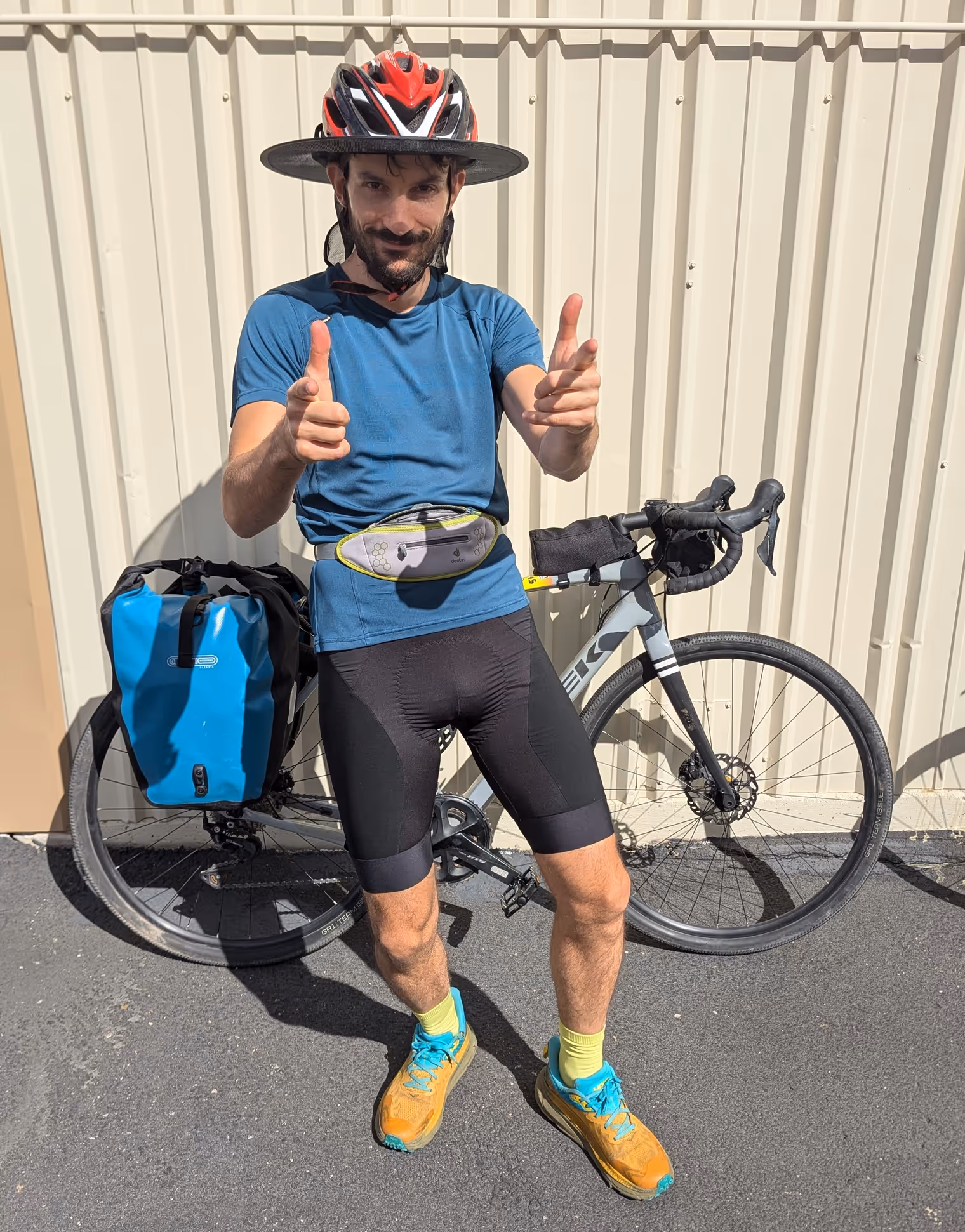 Paolo con casco sombrero.