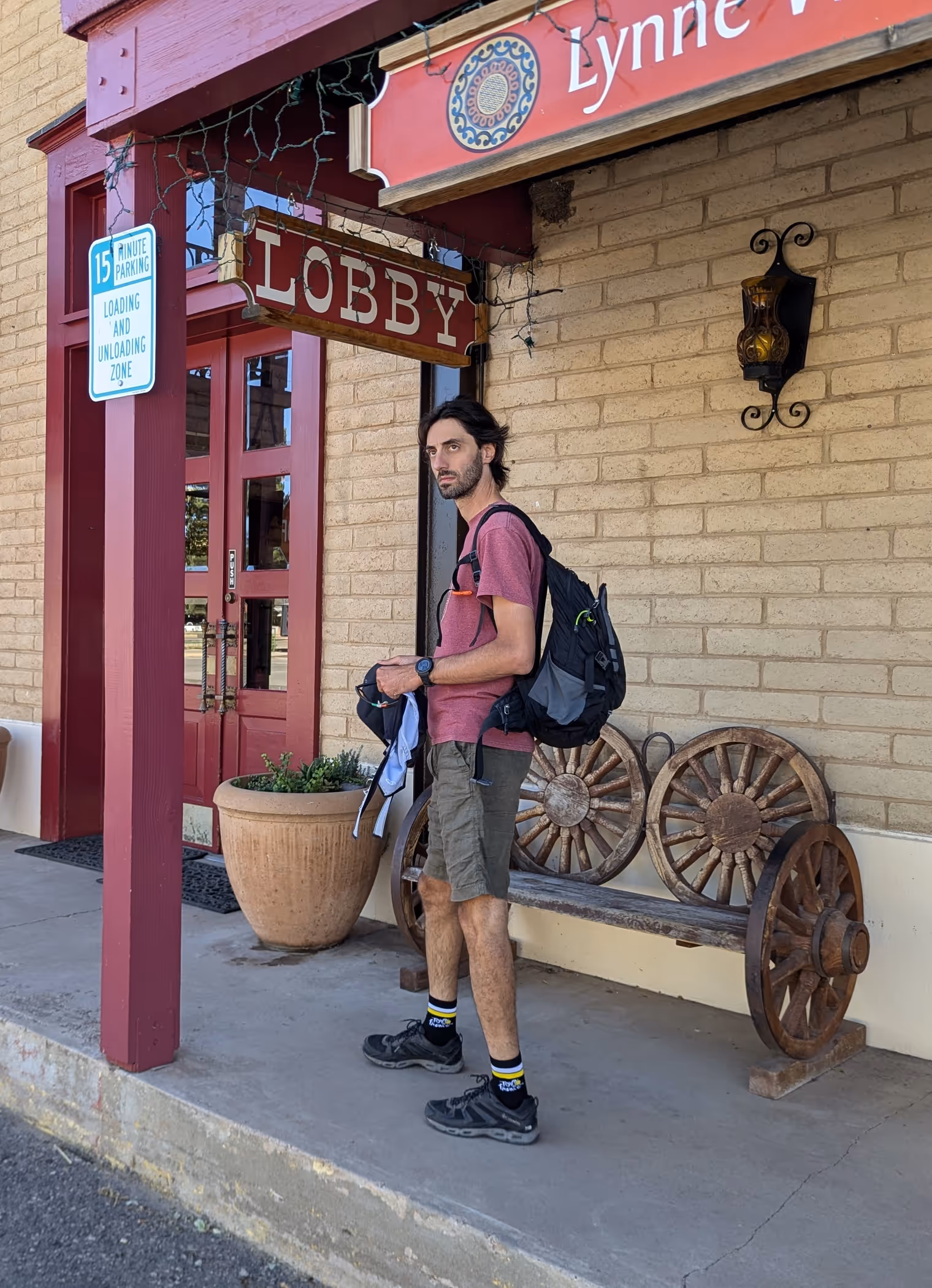 Davide sotto un portico a Patagonia.