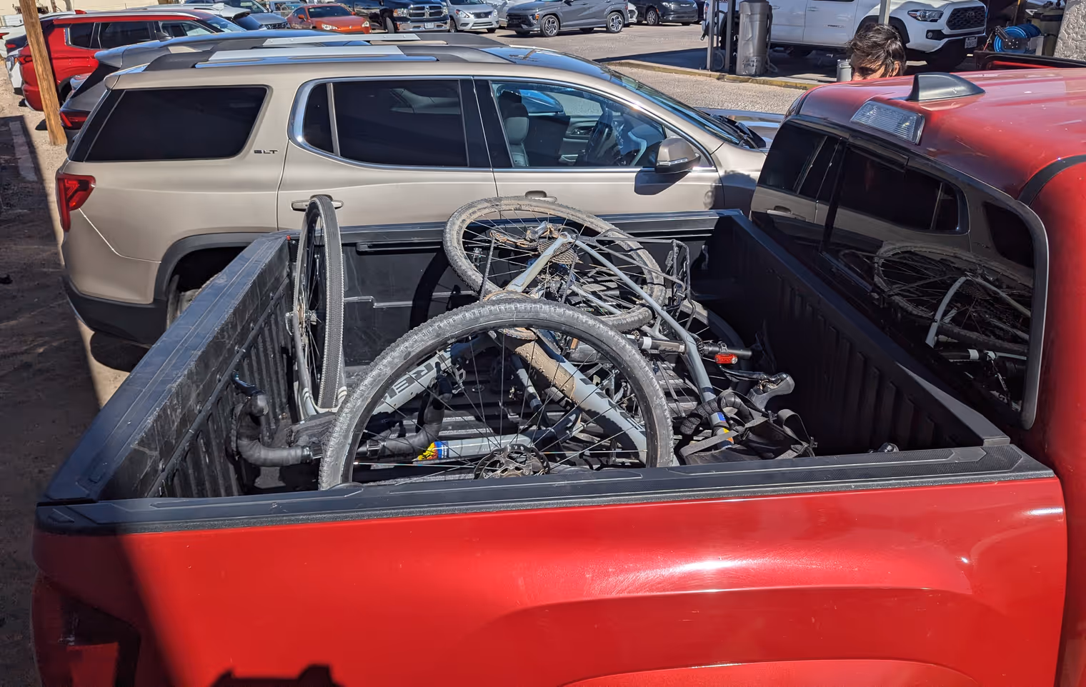 Cassone del pick-up carico di bici.