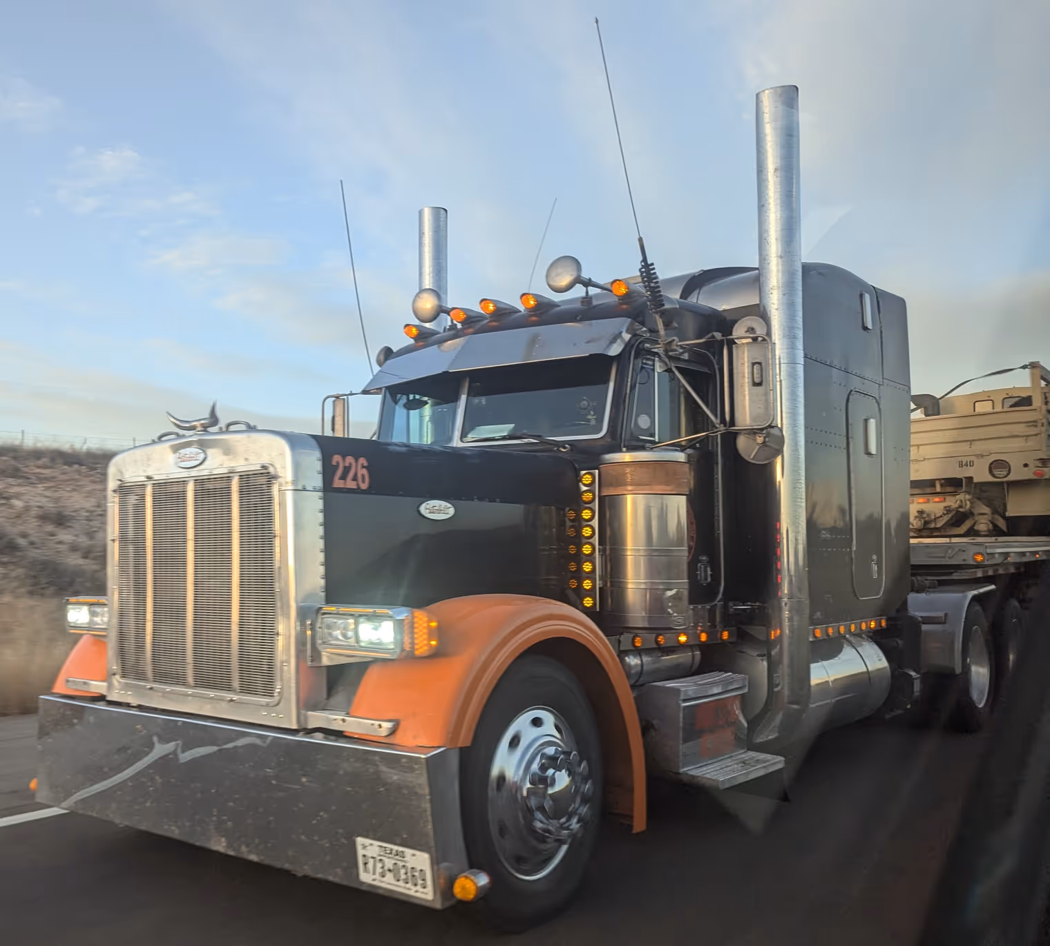 Peterbilt 589.