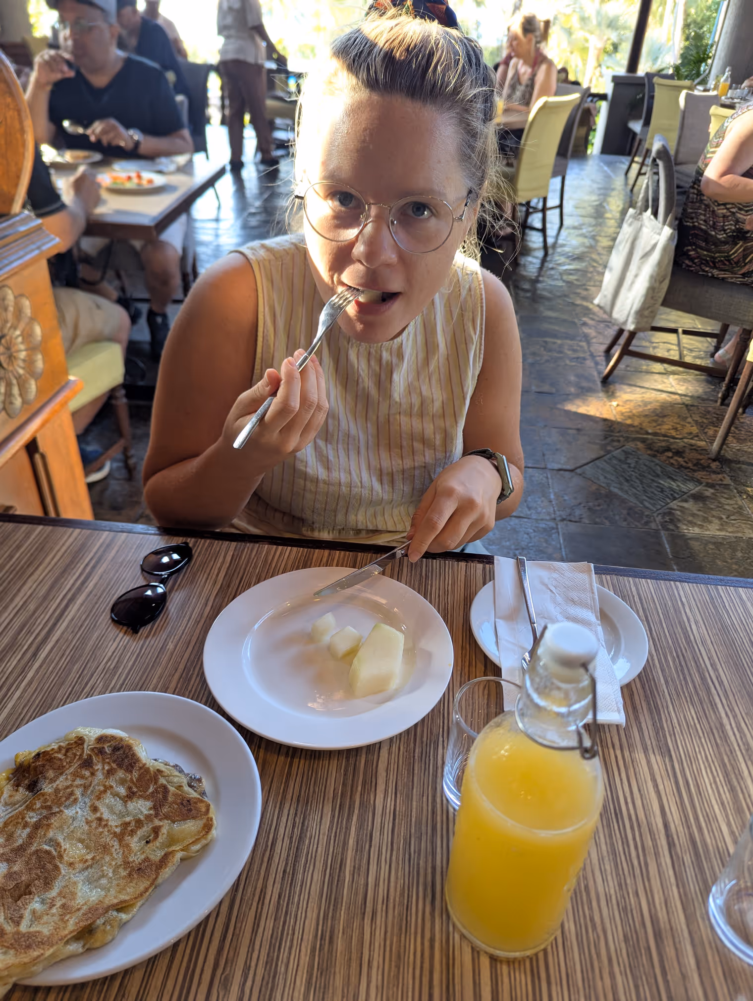 Colazione a base di frutta e specialità malesi.